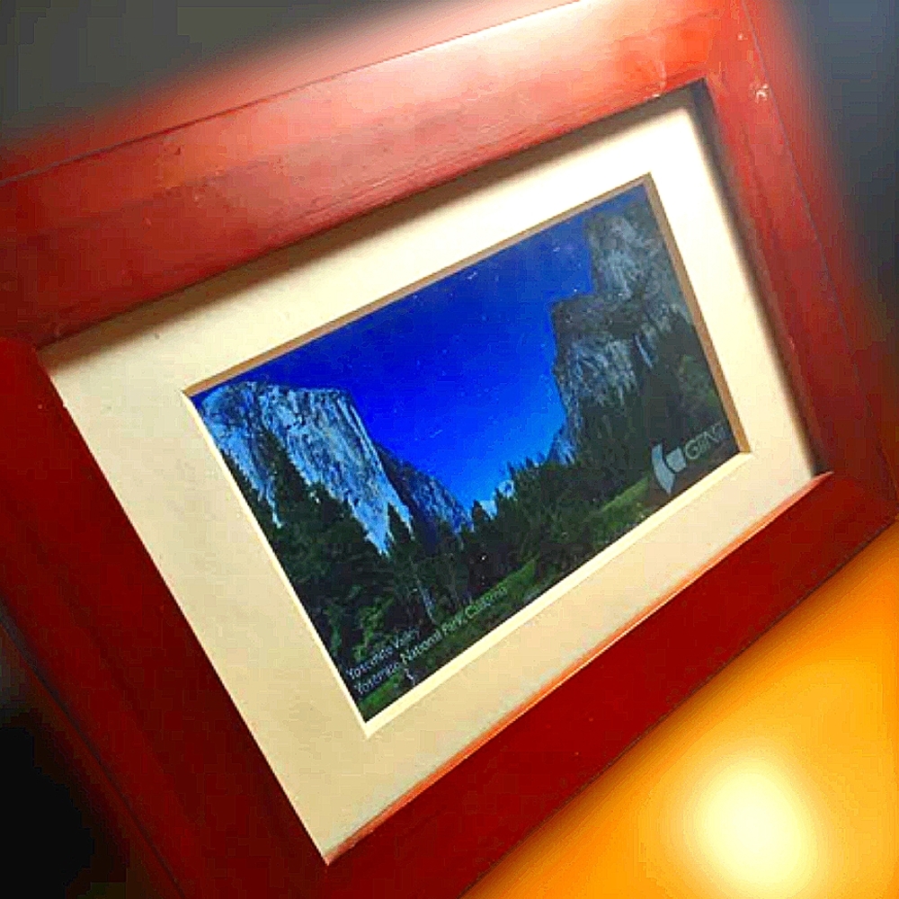 Futuristic GiiNii 7" Digital Photo Frame in (Great Condition)